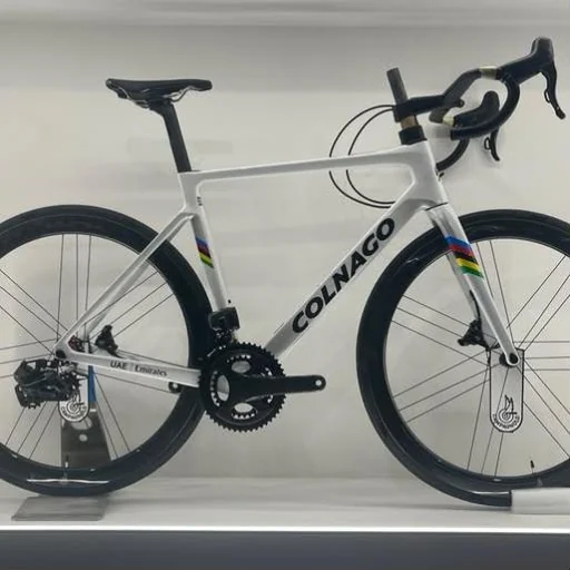 Biely Colnago s pruhmi majstra sveta