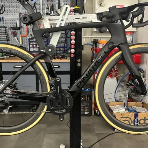 Pinarello Dogma v servisnom stojane