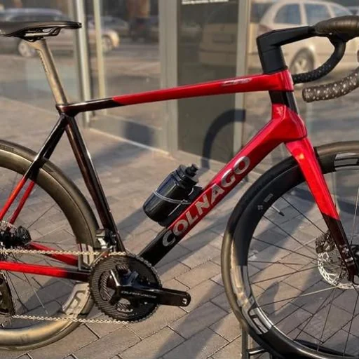 Červený Colnago pripravený na jazdu